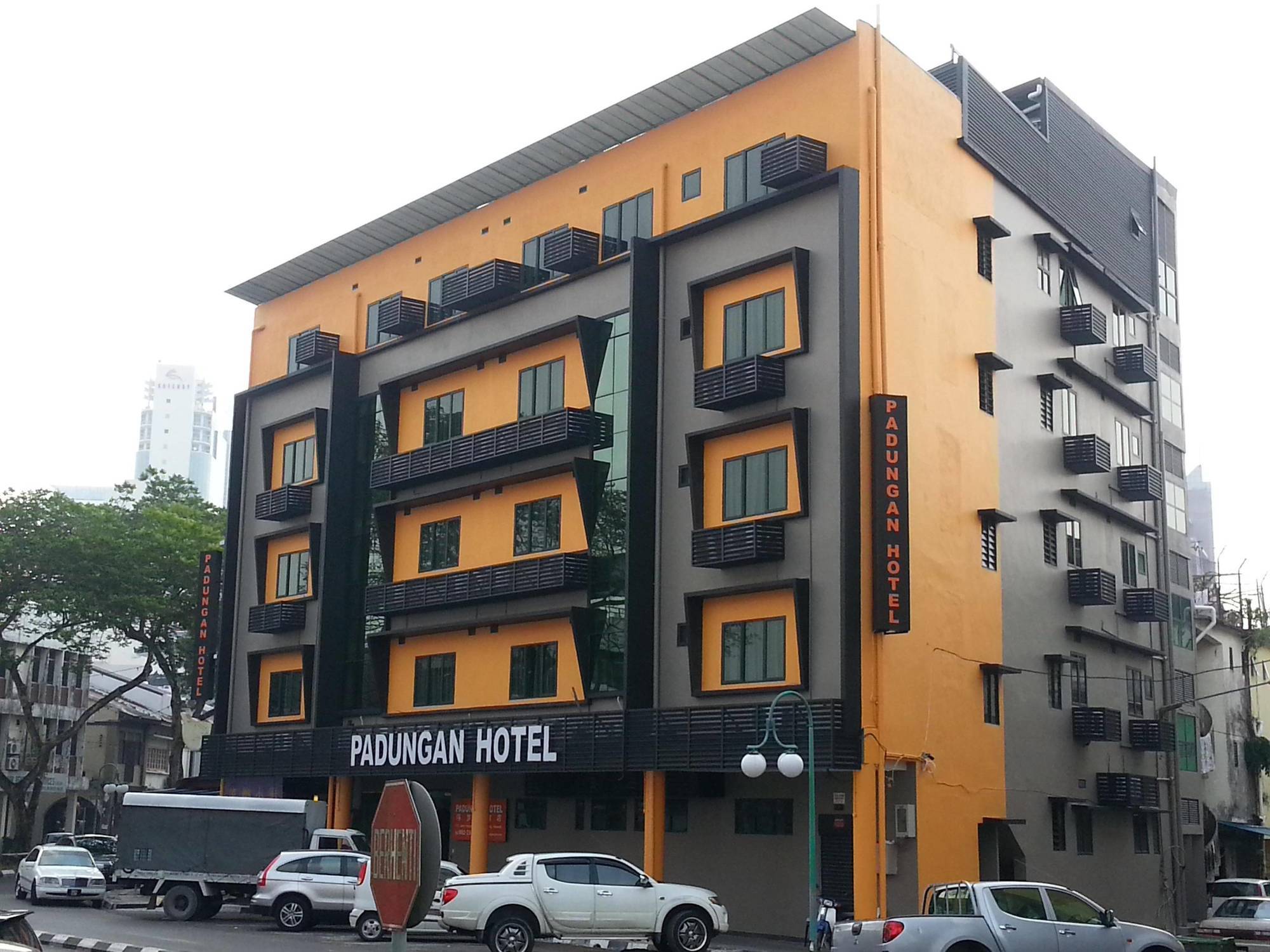 Padungan Hotel Кучинг Екстериор снимка