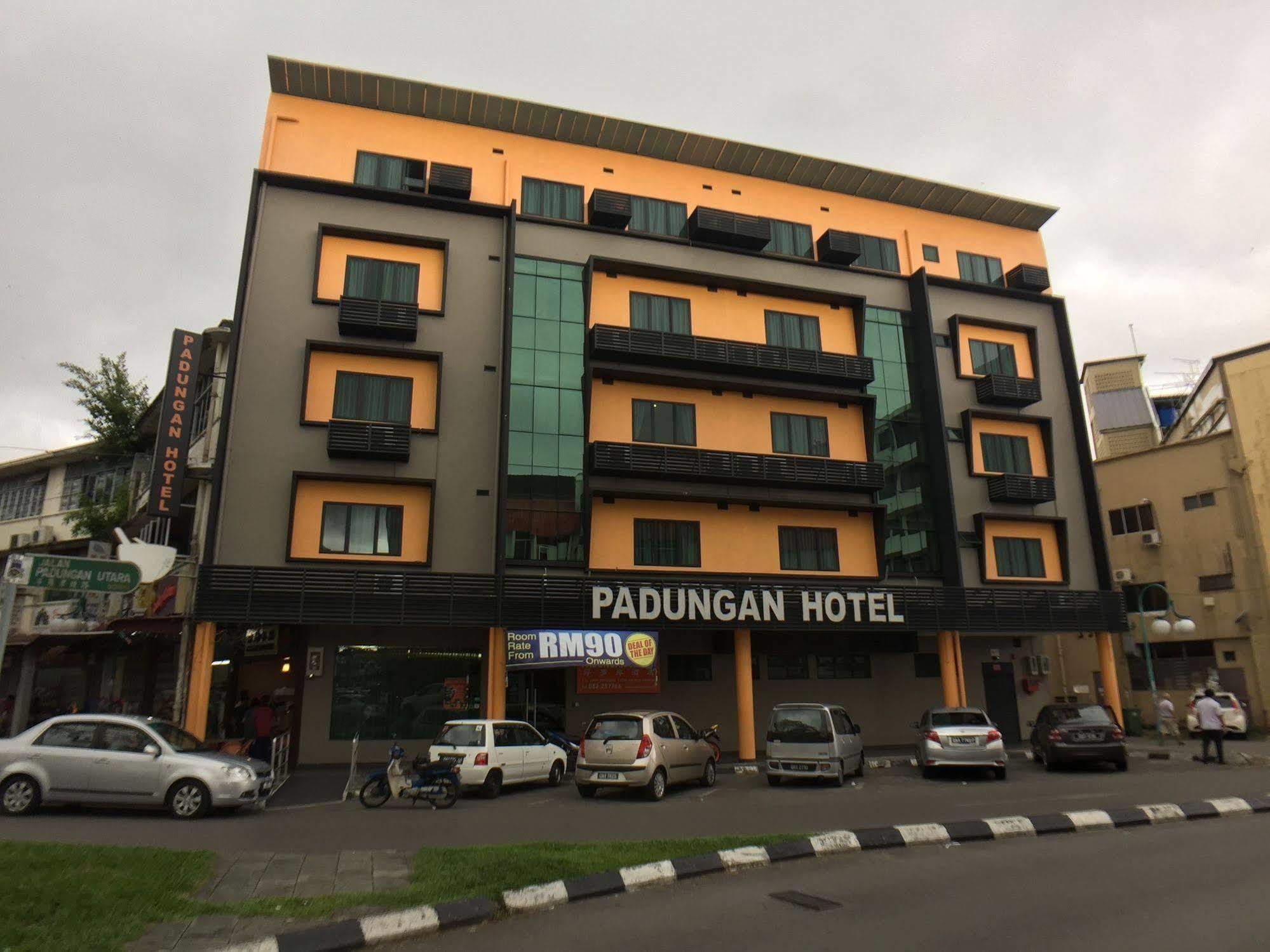 Padungan Hotel Кучинг Екстериор снимка